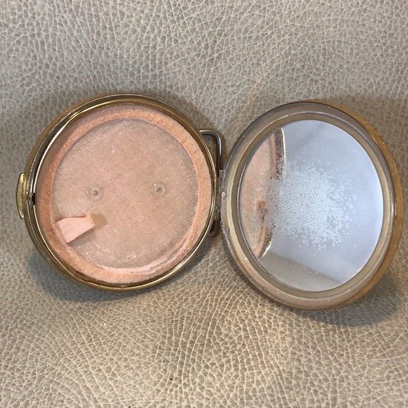 Vintage Belt Buckle Compact - Picture 2 of 3